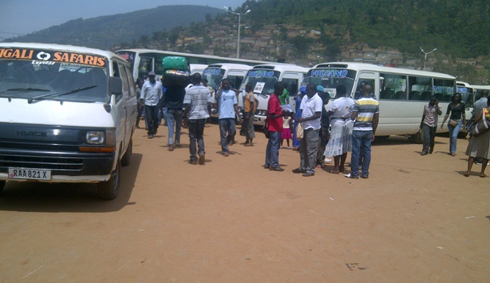 N'aho bategera imodoka muri gare hagezweho isayo y'ibyondo.