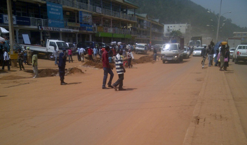 Inyuma aho imodoka inyuze hasigara ivumbi risa.