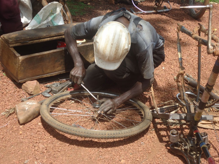 Nyabwami arimo gukanika amagare mu isoko rya Mutenderi.