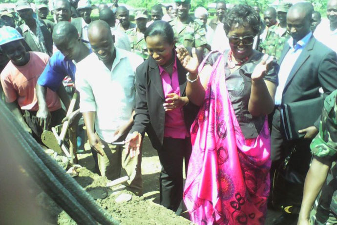 Guverineri w'intara y'iburasirazuba Uwamariya Odetta yari arangaje imbere abatuye iyo ntara mu kwifatanya n'ingabo z'u Rwanda mu gutangiza ibirori byo Kwibohora20 zibohora Abaturarwanda indwara zibabuza kugira ubuzima bwiza./Foto: Sebasaza G. Emmanuel