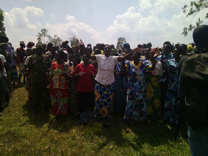 Abaturage b'aho i Kiyumba ngo bagombaga kugenda ibilometero umunani ngo bagere ahari ivuriro. Babyiniye ingabo z'u Rwanda cyane ko zibabohoye urugendo rurerure bamwe mu barwayi batabashaga guhangara./Foto: Nshimiyimana Emmanuel