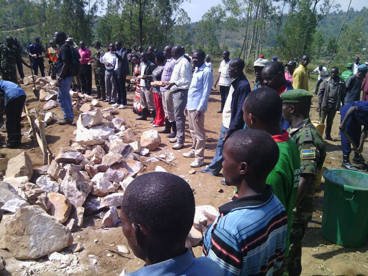 I Nyamagabe nabo bafatanyaga kwiyubakira ikigo nderabuzima cya Kiyumba./Foto: Nshimiyimana Emmanuel