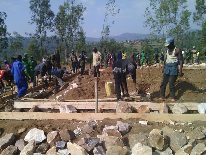Mu munsi umwe gusa bashinze umusingi uhamye w'ahazubakwa ivuriro rizakoreshwa n'abaturage basaga ibihumbi bitanu./Foto: Nshimiyimana Emmanuel