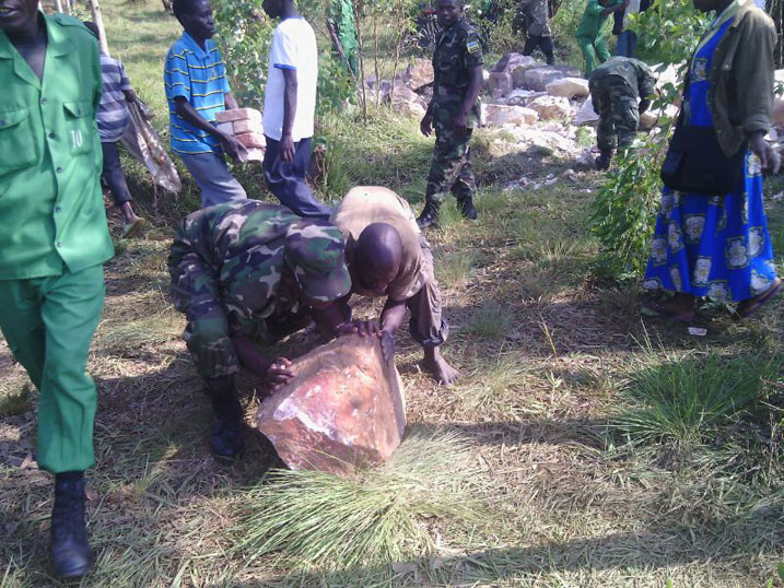 Iyi foto twafatiwe na Nshyimiyimana Emmanuel iravuga byose ku bubasha ingabo z'u Rwanda n'abaturage bageraho bafatanyije...