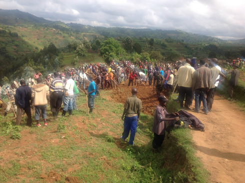 Abaturage barashimirwa uburyo bitabiriye umuganda.