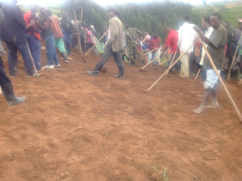 Abaturage bitabiriye umuganda wo gusiza ahazubakirwa abacitse ku icumu batishoboye batuye habi.