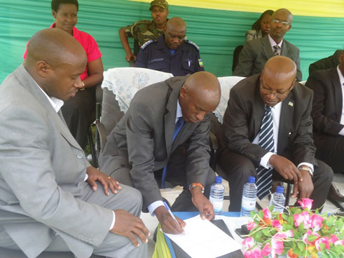 Abafatanyabikorwa mu iterambere bongeye gusinya imihigo y'ibyo bazageraho ngo Nyamasheke ikomeze itere imbere