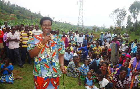 Umuyobozi w'akarere wungirije nawe yaganiriye n'abaturage abashishikariza kwitabira ubwisungane mu kwivuza n'izindi gahunda za leta zigamije iterambere