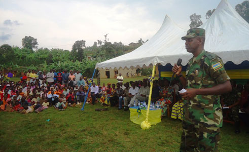 Lt Col Muvunyi yasabye abaturage guhaguruka bakarwanya ubukene kuko nabwo ari umwanzi wabo ukomeye