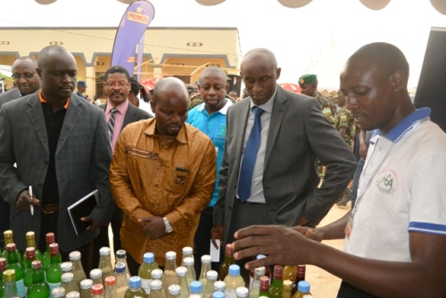 Aha minisitiri Nsengimana Philbert yasuraga ibyo Nyamasheke yagezeho mu imurikagurisha ryabereye muri ako karere.