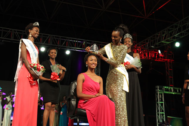 Nyampinga Akiwacu Colombe yambikwa ikamba na Nyampinga ucyuye igihe, Aurore Umutesi.