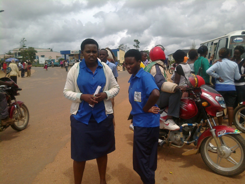 Mu mujyi wa Nyanza abanyeshuli bari benshi bajya gushaka ibyangombwa byemeza ko nta manyanga bakoze mu myigire yabo.