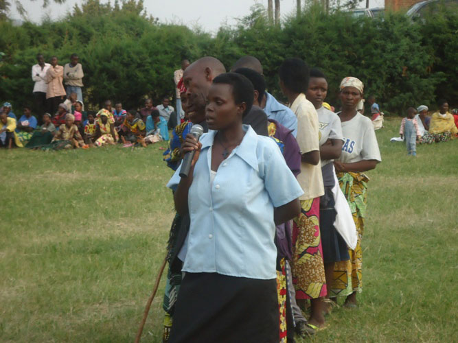 Nyirabagenzi Joselyne (imbere) arimo kugaragaza ikibazo cye mu biganiro byo mu kwezi kw