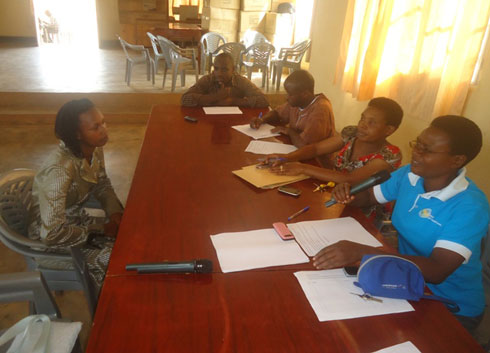 Nyirahabimana Marie Noella ushinzwe Urubyiruko, Umuco na Siporo mu karere ka Nyamasheke (ubanza iburyo) avuga ko bagiye guteza imbere ubukangurambaga muri iki gikorwa.