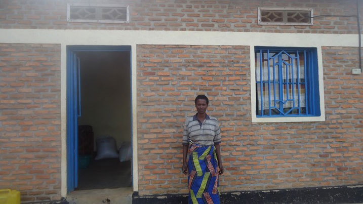 Nyirahirana ahagaze imbere y