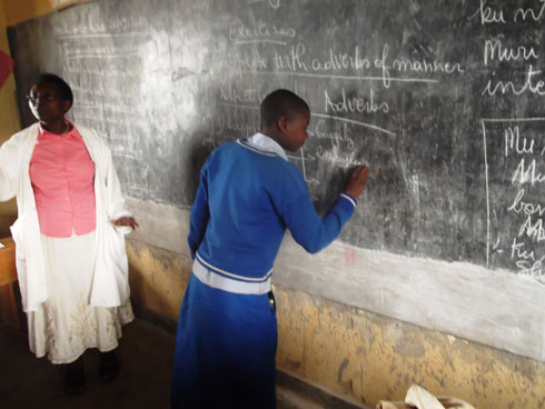 Nyiraminani abasha kujya ku kibaho agasubiza imyitozo yahawe hamwe na bagenzi be.