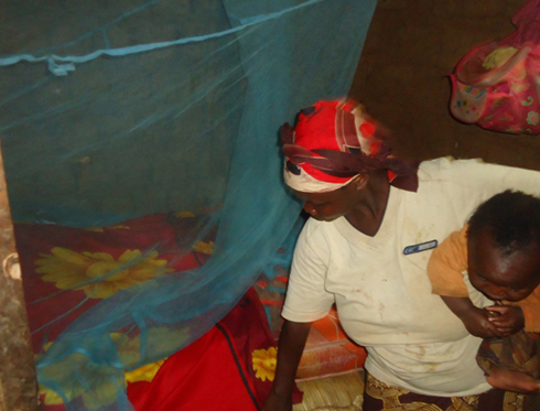 Nyirandorimana Francoise yishimira ko asigaye aryama ku mufariso.