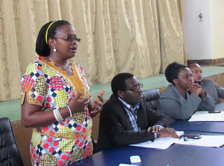 Nyiraneza Sarah ukuriye itsinda ry'igihugu rikangurira abantu ibijyanye na serivisi nziza akora ubukangurambaga mu karere ka Gakenke.