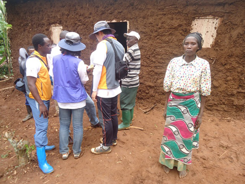 Nyirangendahimana Revocath (iburyo) imbere y'inzu ye imaze kuzura.