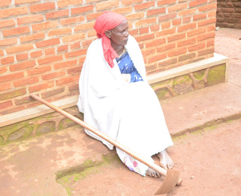 Nyiranzeyimana yicaye iruhande rw'isuka umuhungu we yari agiye kumwicisha.