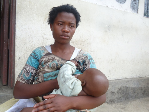 Nyiranzoga Venentie yonsa umwana we nyuma yo kumusubizwa.