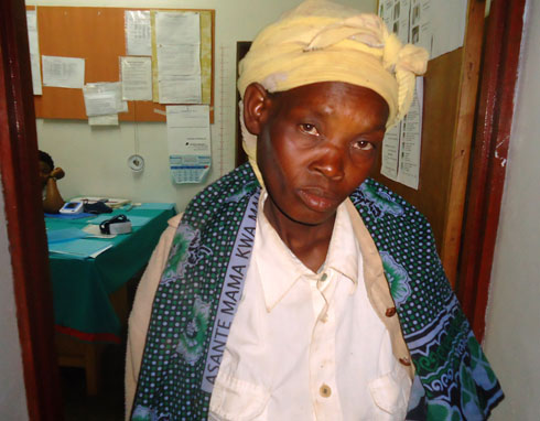 Nyirashyirambere asohoka mu cyumba cyo kwa muganga gukorerwa ibizami. (Foto:L.Nshimiyimana)