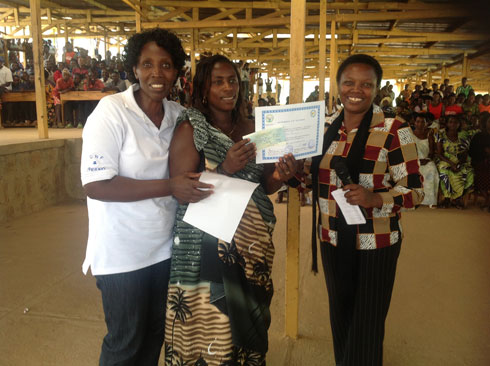 Mukeshimana Thacienne (hagati) yashyikirijwe ishimwe nk