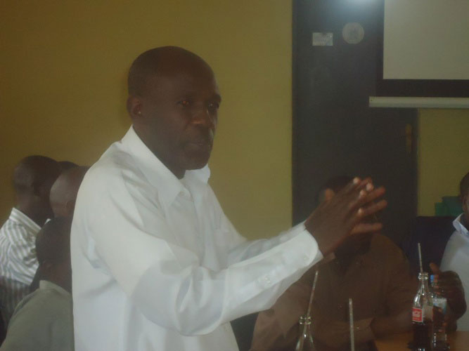 Nyirishema wahize abandi bakozi mu karere ka Ruhango asaba bagenzi be kubaha akazi bakora.