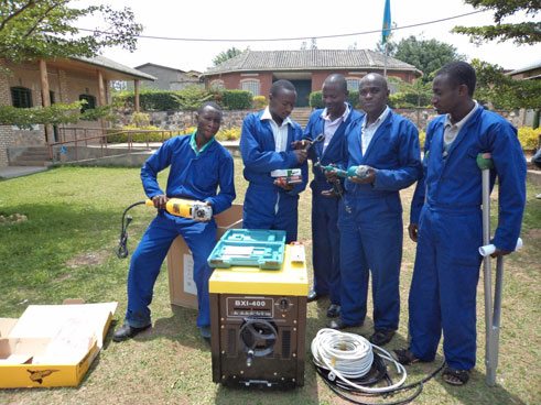 Byari ibyishimo bikomeye ku bahawe ibikoresho baziatangiriraho akazi.