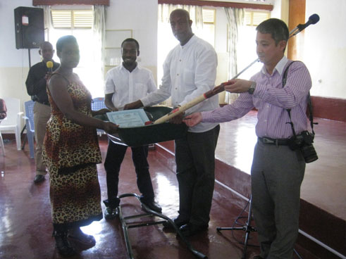 Buri wese yagiye ahabwa ibikoresho bijyanye n'umwuga yize