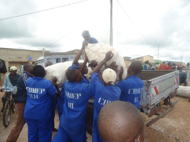 Nyuma y'akazi ko gupakira imizigo bagira n'akandi ko gutunganya kuri site yo ku mugina w'imvuzo kwa Mirenge ku Ntenyo.