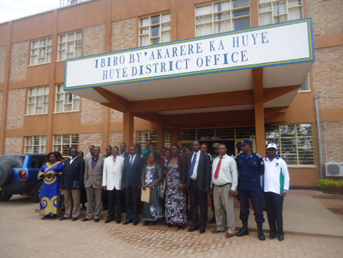 Nyuma y'amatora, abajyanama bose ndetse n'abandi bari bahari bafashe ifoto y'urwibutso imbere y'ibiro by'Akarere ka Huye.