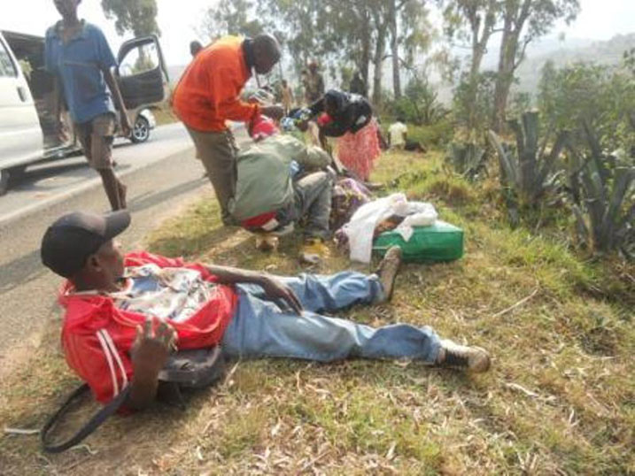 Abaturage bo mu karere ka Kamonyi barimo gukora ubutabazi nyuma y