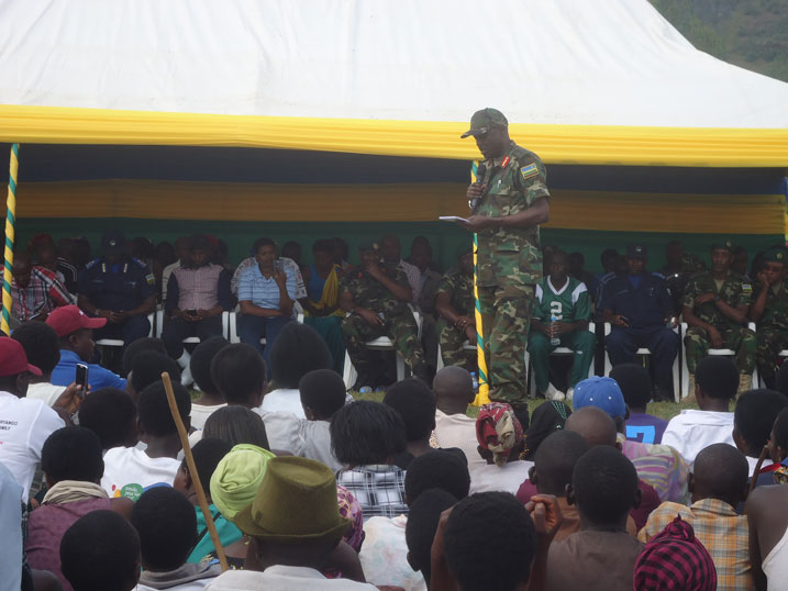 Nyuma y'umuganda banaganiriye n'abaturage. Uyu ni Lt Gen Fred Ibingira urimo kuganiriza abaturage ku bikorwa bya Army week.