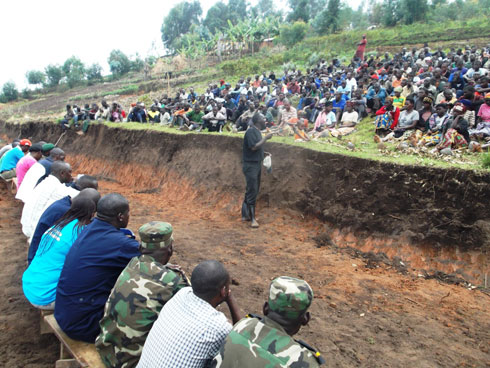 Nyuma y'umuganda, Minisitiri Kamanzi yaganiriye n'abaturage kuri gahunda zirimo kurwanya isuri n'imirire mibi.
