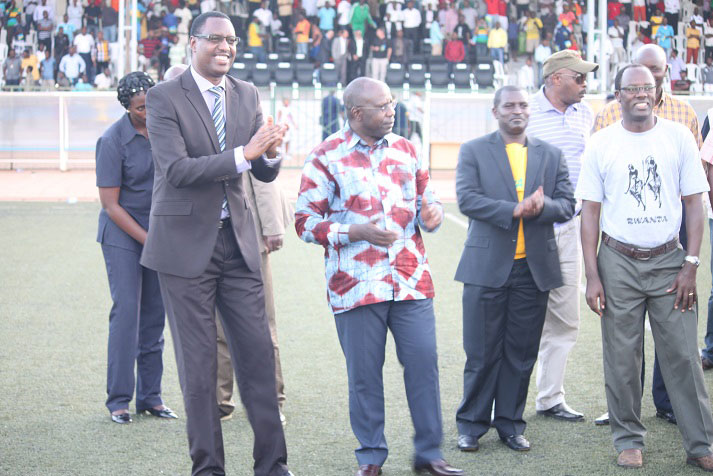 Nyuma y'umukino abayobozi barimo Minisitiri w'intebe Dr Pierre Damien Habumuremyi, Minisitiri wa Sport n'Umuco Protais Mitali na Mayor w'umugi bagiye gushimira abakinnyi.