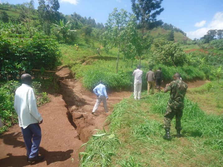 Nyuma yaho umusozi uridukiye ubu ngo biteguye kuva mu manegeka.