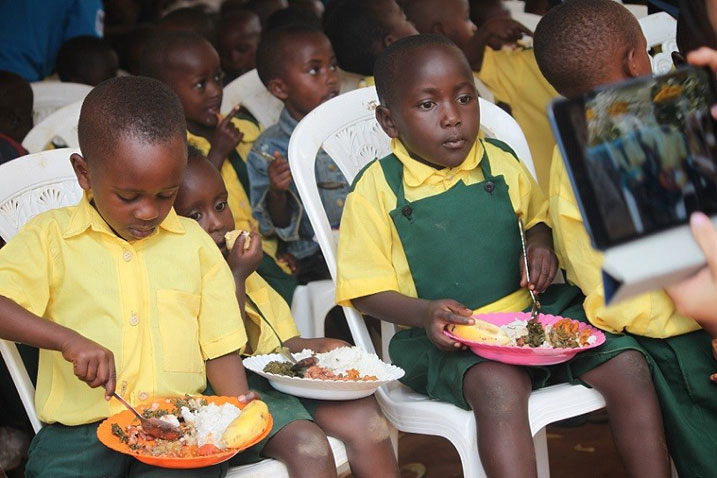 Nyuma yo gukarabywa, abana bahawe amafunguro.