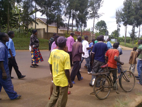 Nyuma yo gukubita abo bajura abaturage babashoreye babajyana kuri polisi.