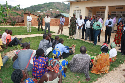 Nyuma yo gusura ibyangijwe, Minisitiri Imena yagiranye ibiganiro n