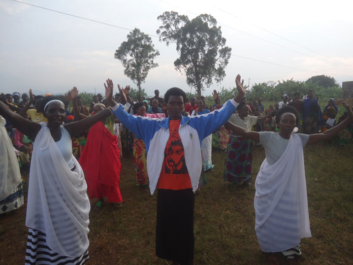 Nyuma yo kumugezaho impano, Uzamukunda (hagati) yishimanye n'abandi baturage.