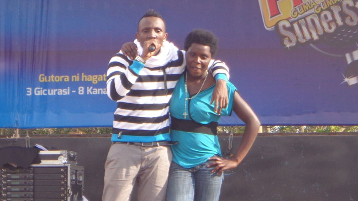 Nyuma yo kuririmba Christopher yifotoranyije n'umufana we.