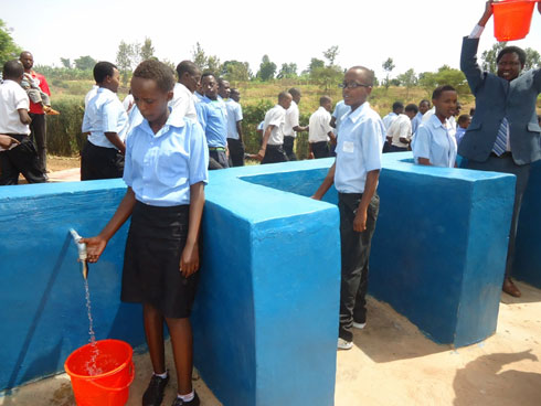 Nyuma yo kuva ku koga igikombe cy'amazi ngo noneho boga indobo yuzuye kandi y'urubogobogo.