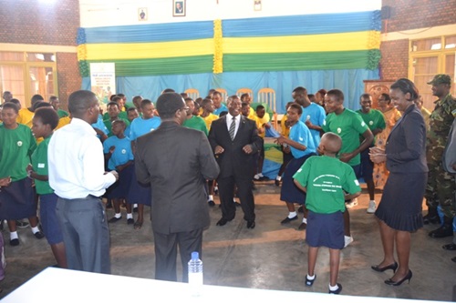 Nyuma y'inama abayobozi n'abana bacinye akadiho.