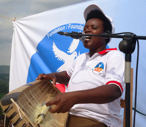 Nzayisenga Sphia yerekana ubuhanga bwe mu gucuranga inanga gakondo. (Foto:L.Nshimiyimana)