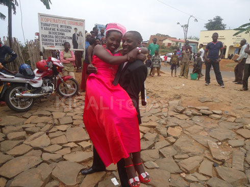 Nzeyimana Emmanuel ateruye umugeni we Uwinema Agnes.