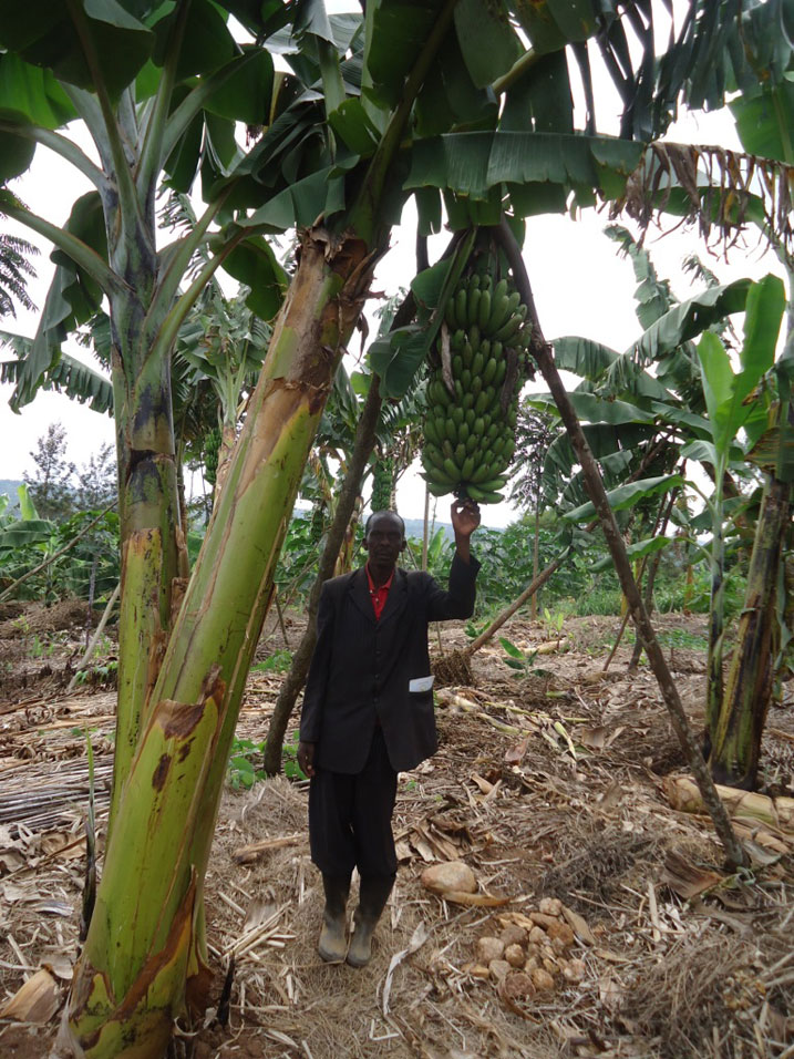 Nzigira Pascal yerekana urutoki rwe.