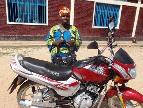 Nzirebera yagujije miliyoni muri SACCO agura moto none ubu iri mu muhanda irinjiza amafaranga.