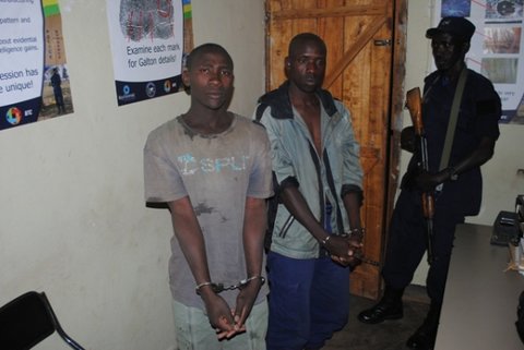 Nzitangiye Anastase na Bayihorere Faustin kuri sitasiyo ya polisi ya Nyagatare.