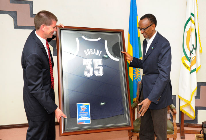 Oklahoma Christian University yageneye Perezida Kagame impano.